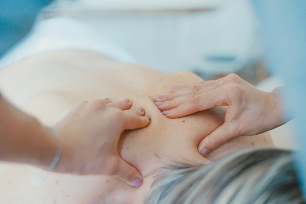 Comment optimiser son espace de travail à domicile pour éviter les douleurs cervicales?
