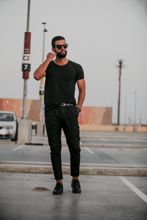Le pantalon noir homme : une pièce maîtresse pour tous les styles